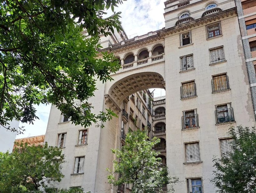 Historias de Cemento: Edificio del Arco, los secretos del "puente" porteño declarado patrimonio arquitectónico