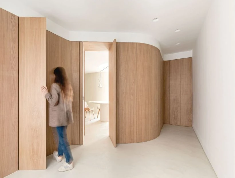 Así se diseñó una pequeña casa con un perfecto mix de blanco + madera