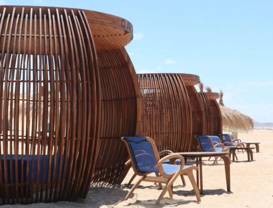 Qué son los huevos cápsula que están en las playas de Punta del Este y cuánto sale pasar el día en su interior