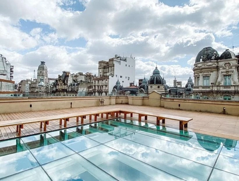 Cassará: el edificio con terraza mirador y vista a las construcciones más hispánicas de Buenos Aires