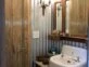 Enamorate de este baño vintage diseñado con paredes de chapa, muebles madera y pisos calcáreos