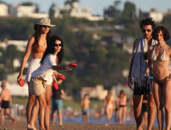 Las fotos de Lali Espósito tomando mate en las playas de Punta del Este junto a Vera Spinetta