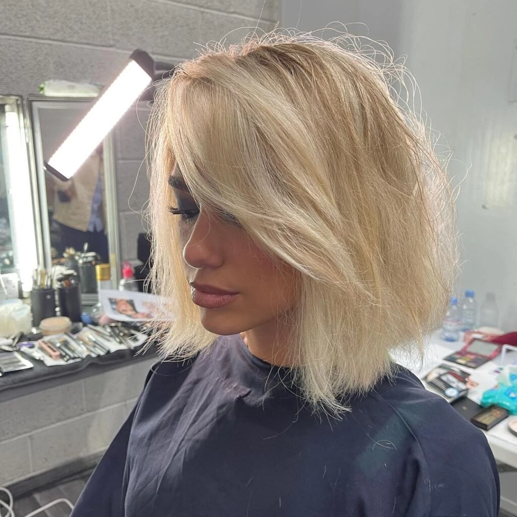 Dua Lipa arrancó el 2024 con un cambio de look radical