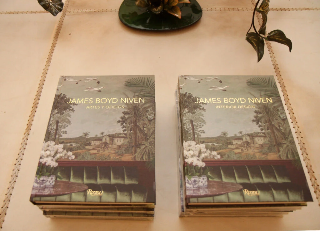 El Libro Artes y Oficios Publicado por Rizzoli internacional describe en profundidad la trayectoria intenacional de James Boyd Niven con imagenes unicas sobre su trabajo.