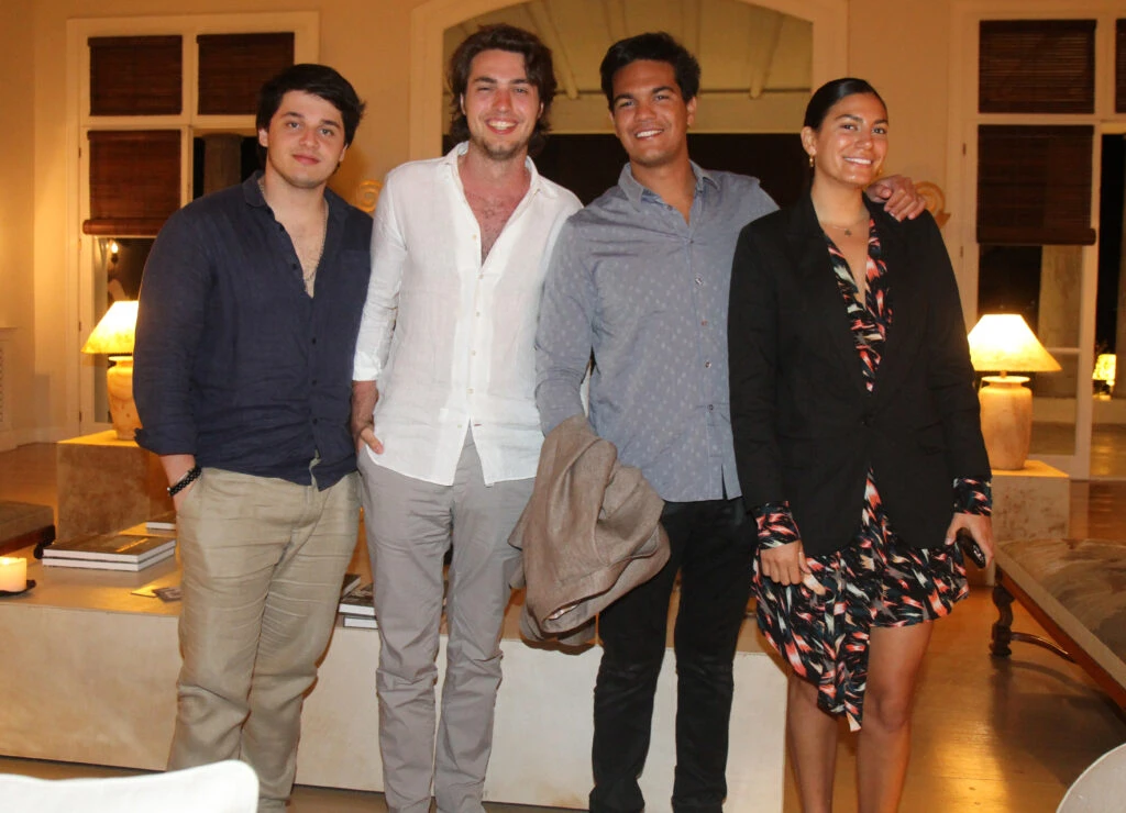 El grupo de jóvenes del Moderno presentes Marcelo Figoli , juan rusconi presidente de bang & Olufsen para Argentina nombrado por Dinamarca., Federico belizan , y Julia Belizan.