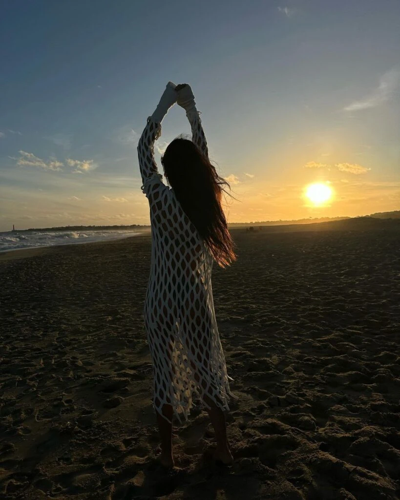 El look de Zaira Nara para llegar a la playa en Punta del Este