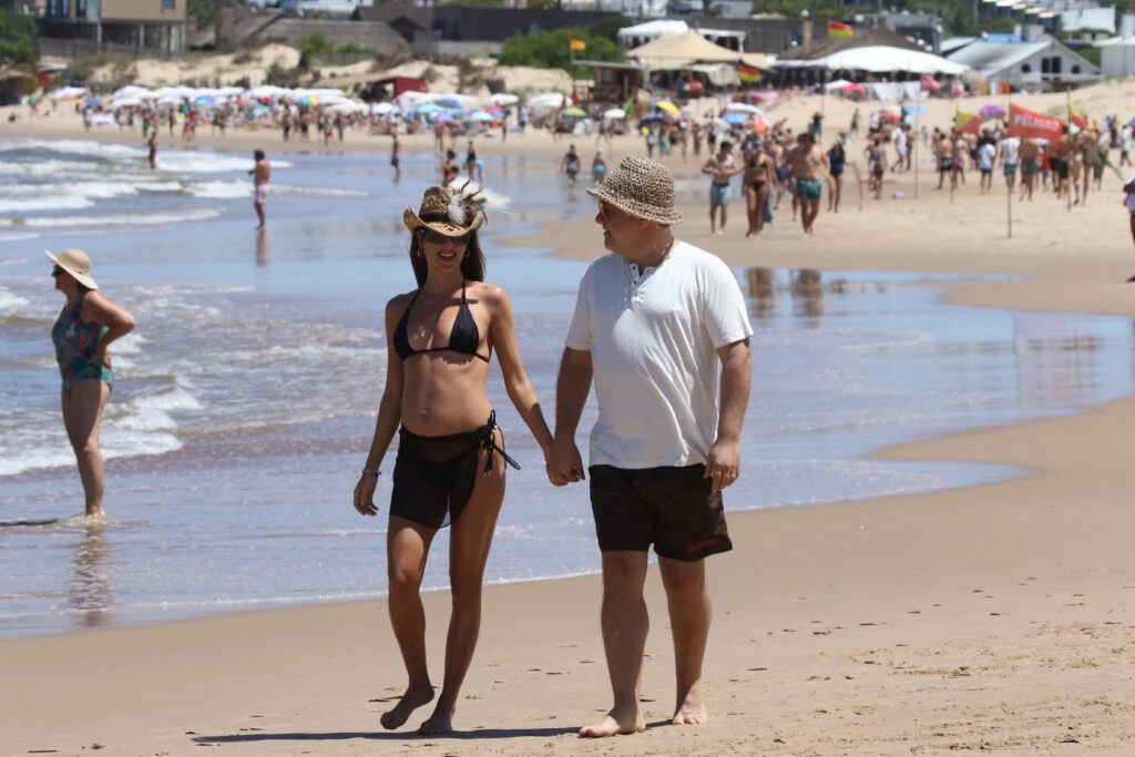El look playero de futura mamá de Agustina Casanova en las playas de Punta del Este