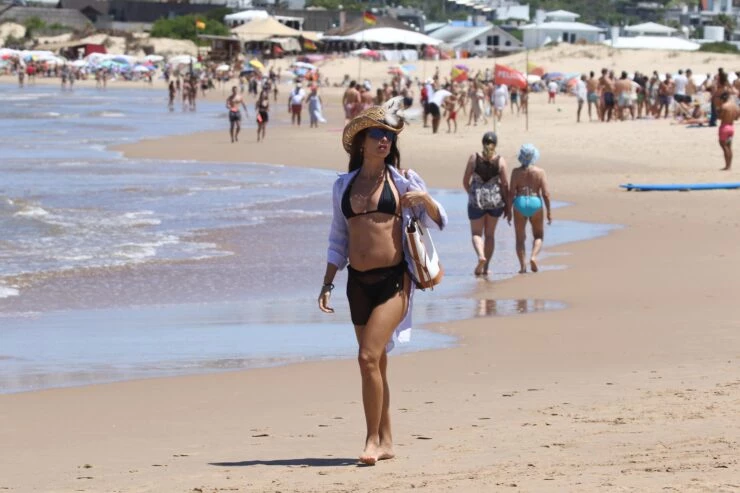 El look playero de futura mamá de Agustina Casanova en las playas de Punta del Este 