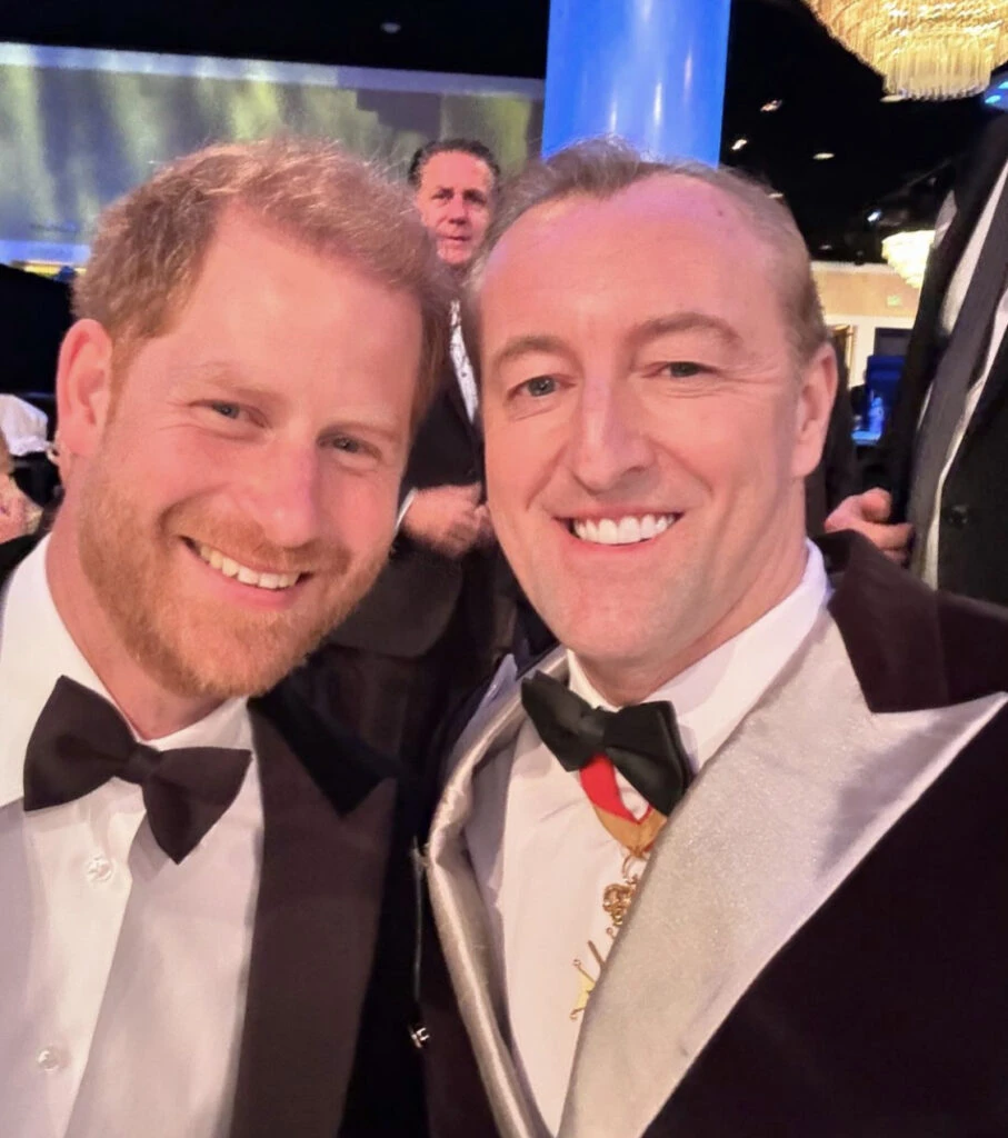 El príncipe Harry conoció a John Travolta y recordó a su madre Lady Di. Foto: Instagram.