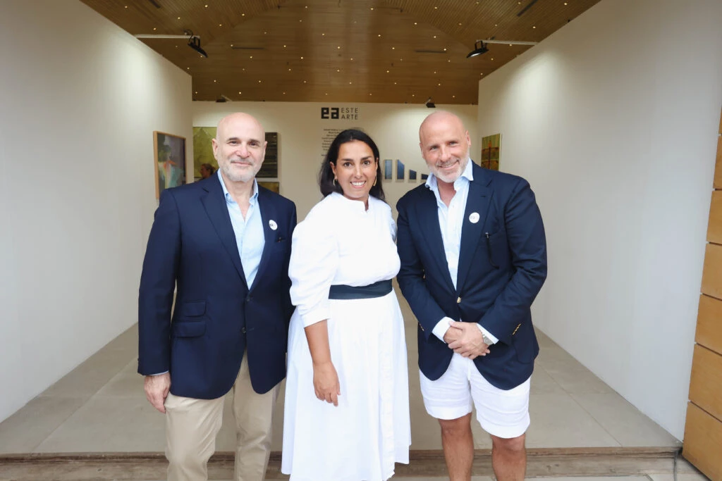 Fabio Kreplak -CEO de Mirabaud- y Gerónimo Escudero -Head Cono Sur Mirabaud- junto a Laura Bardier en el preview de la décima edición de ESTE ARTE