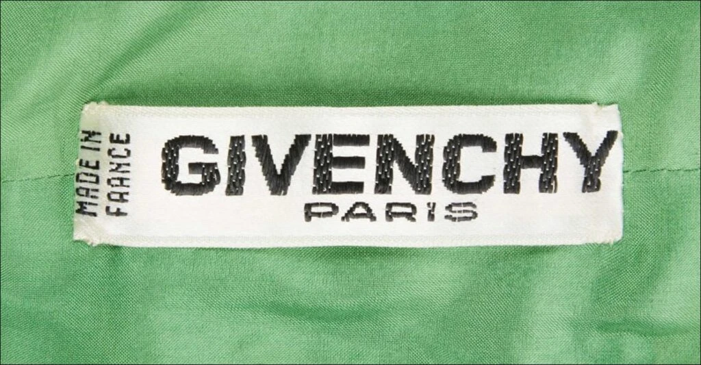 De un vestido de Lady Di a un traje de Grace Kelly y un look de Carrie Bradshaw subastan los diseños más icónicos de divas y royals