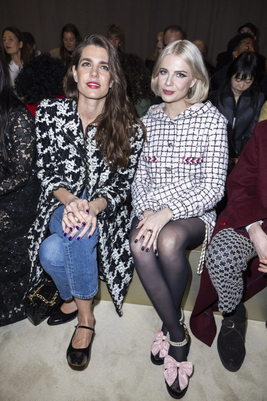 Charlotte Casiraghi y Lucy Boynton