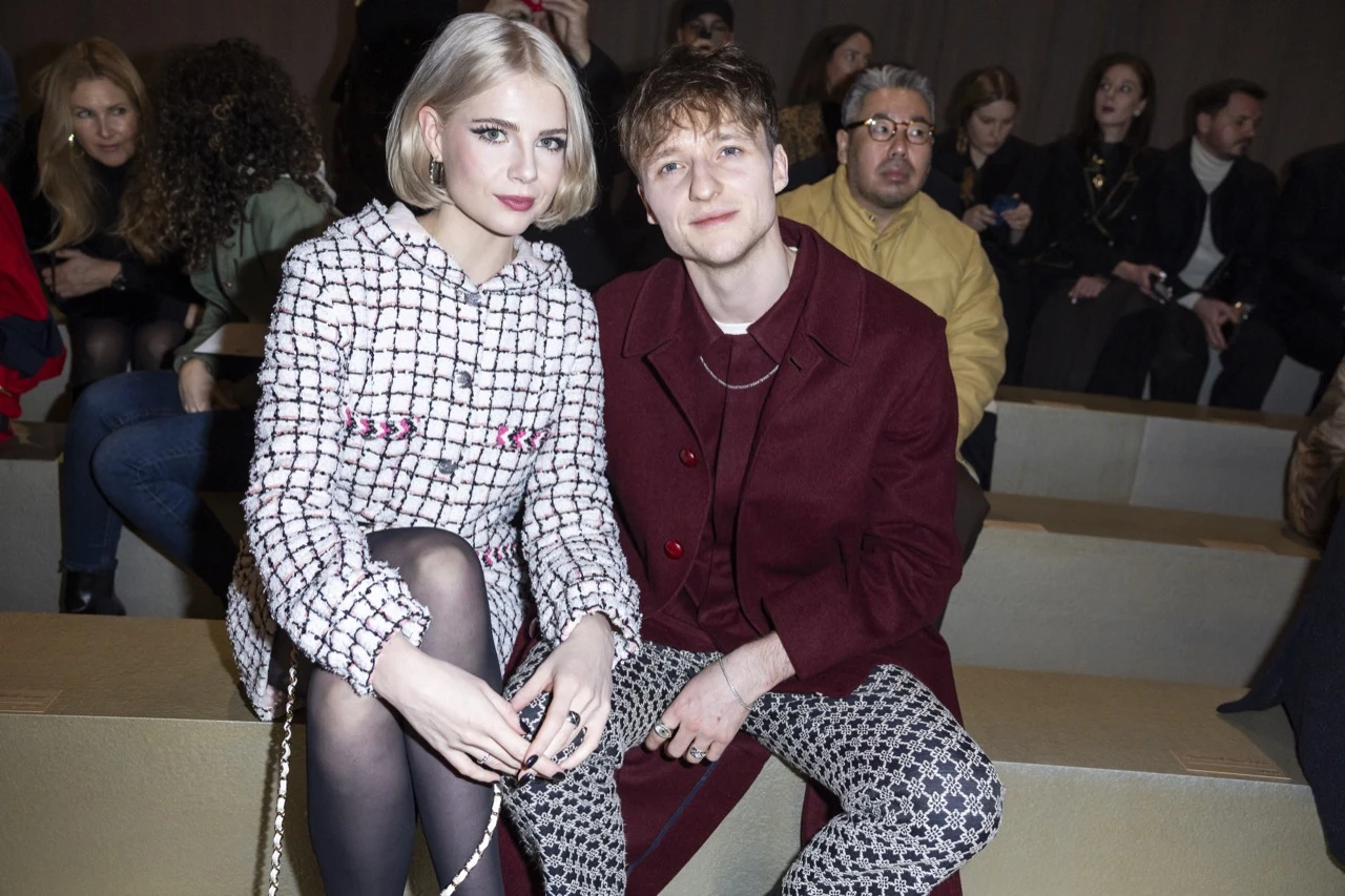 Lucy Boynton y Murdo Mitchell