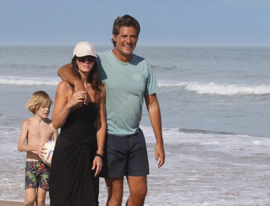Las fotos de Guillermo Andino y Carolina Prat en la playa de Punta del Este: tarde de  tejo y fútbol