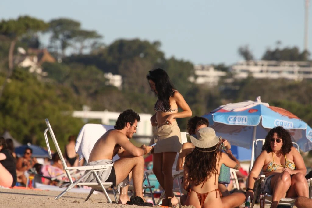 Las fotos de Lali Espósito tomando mate en las playas de Punta del Este junto a Vera Spinetta