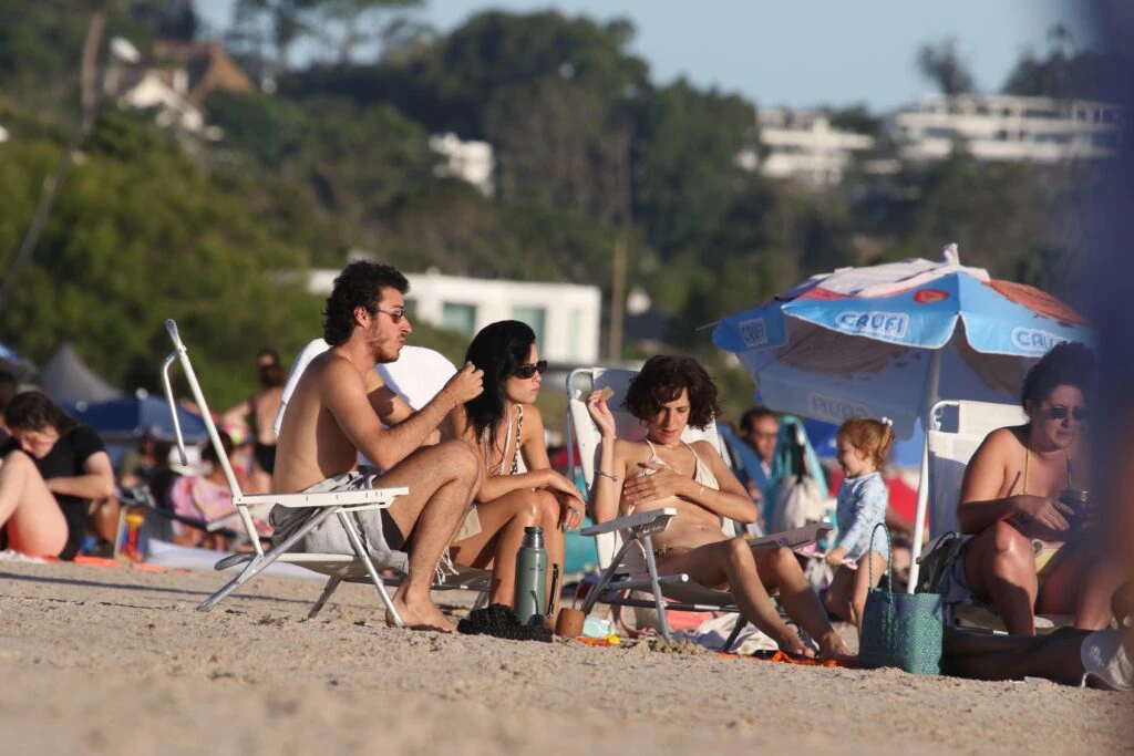 Las fotos de Lali Espósito tomando mate en las playas de Punta del Este junto a Vera Spinetta