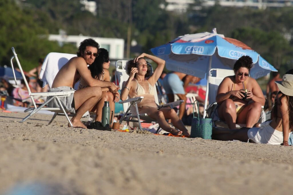 Las fotos de Lali Espósito tomando mate en las playas de Punta del Este junto a Vera Spinetta
