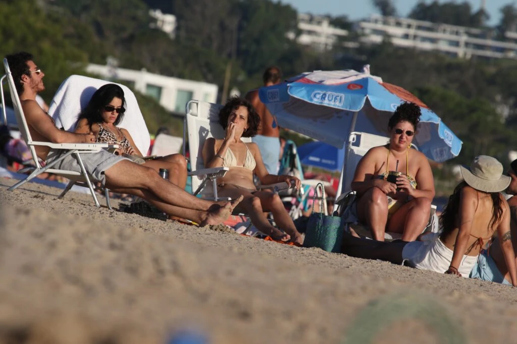 Las fotos de Lali Espósito tomando mate en las playas de Punta del Este junto a Vera Spinetta