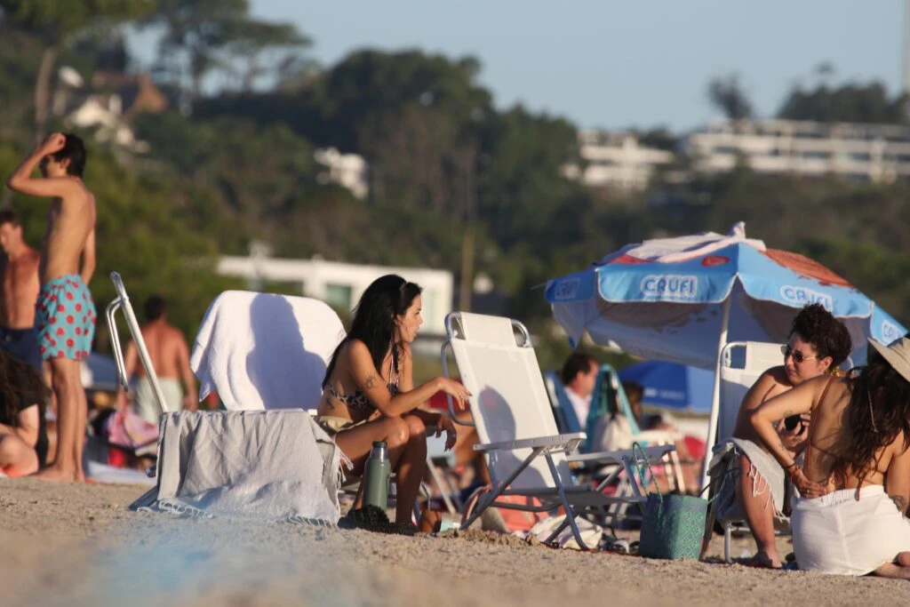 Las fotos de Lali Espósito tomando mate en las playas de Punta del Este junto a Vera Spinetta