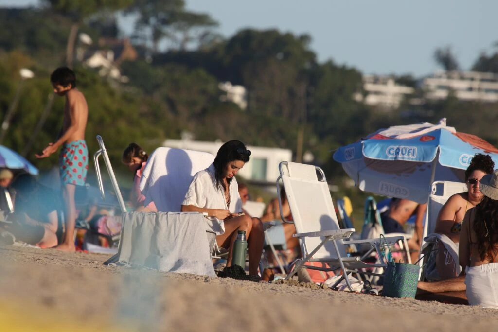 Las fotos de Lali Espósito tomando mate en las playas de Punta del Este junto a Vera Spinetta