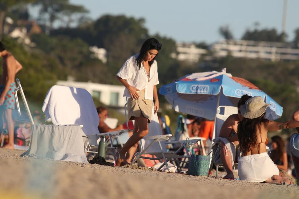 Las fotos de Lali Espósito tomando mate en las playas de Punta del Este junto a Vera Spinetta