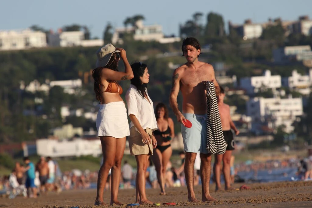Las fotos de Lali Espósito tomando mate en las playas de Punta del Este junto a Vera Spinetta