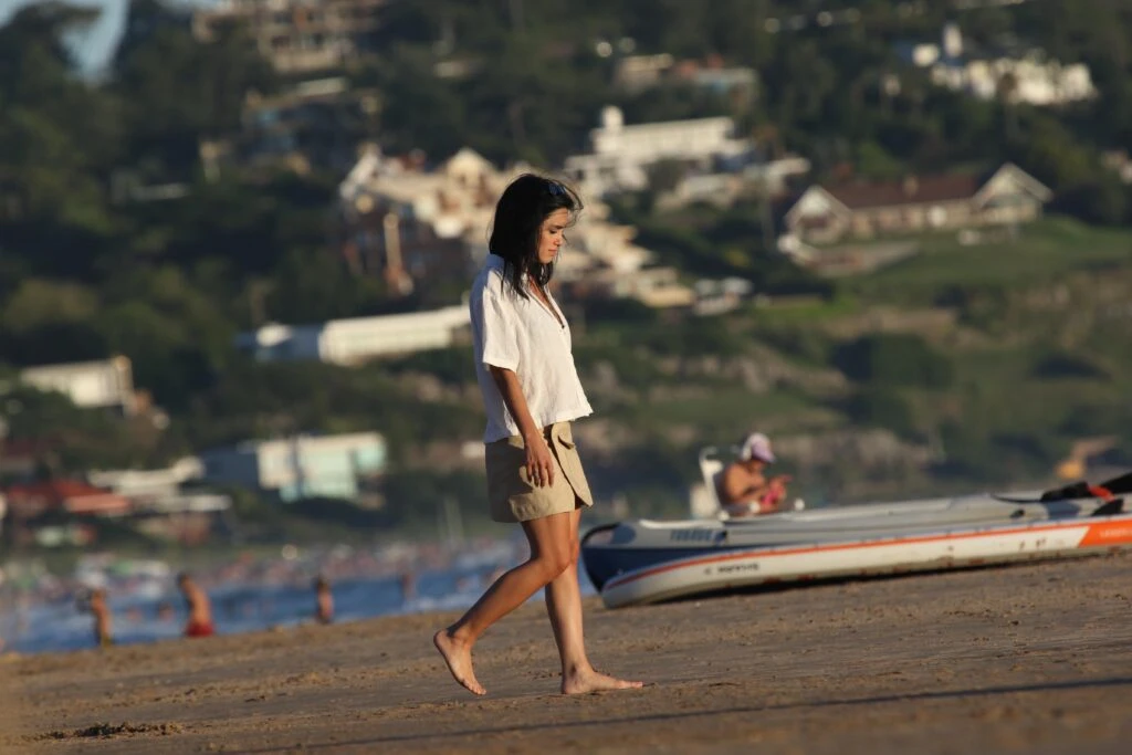 Las fotos de Lali Espósito tomando mate en las playas de Punta del Este junto a Vera Spinetta
