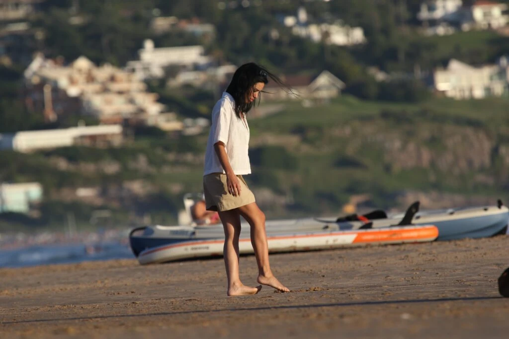 Las fotos de Lali Espósito tomando mate en las playas de Punta del Este junto a Vera Spinetta