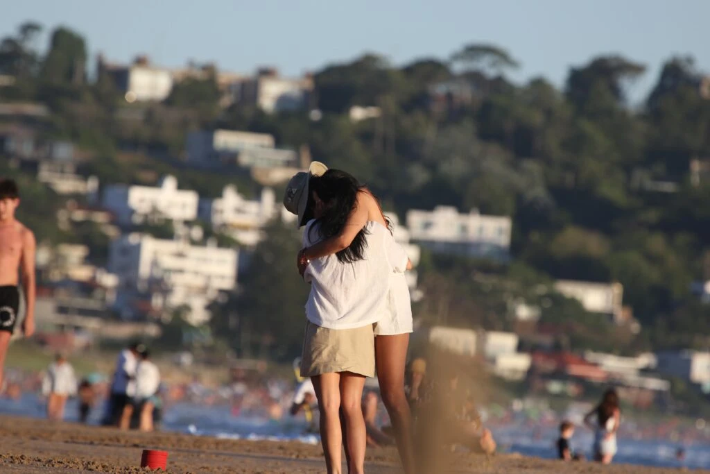 Las fotos de Lali Espósito tomando mate en las playas de Punta del Este junto a Vera Spinetta