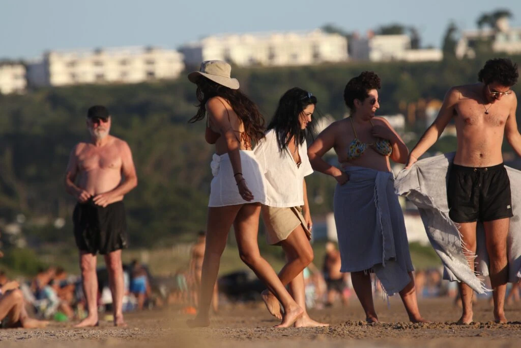 Las fotos de Lali Espósito tomando mate en las playas de Punta del Este junto a Vera Spinetta
