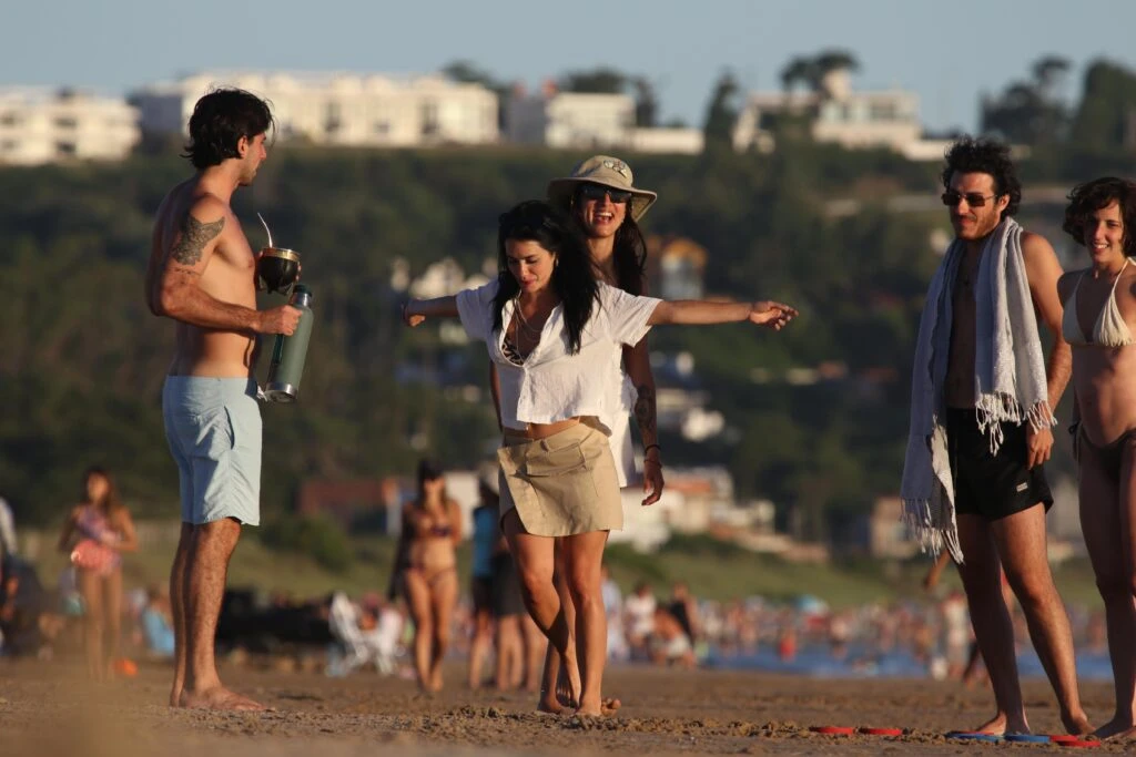 Las fotos de Lali Espósito tomando mate en las playas de Punta del Este junto a Vera Spinetta