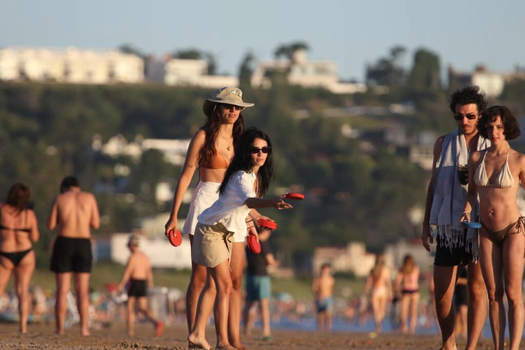 Las fotos de Lali Espósito tomando mate en las playas de Punta del Este junto a Vera Spinetta