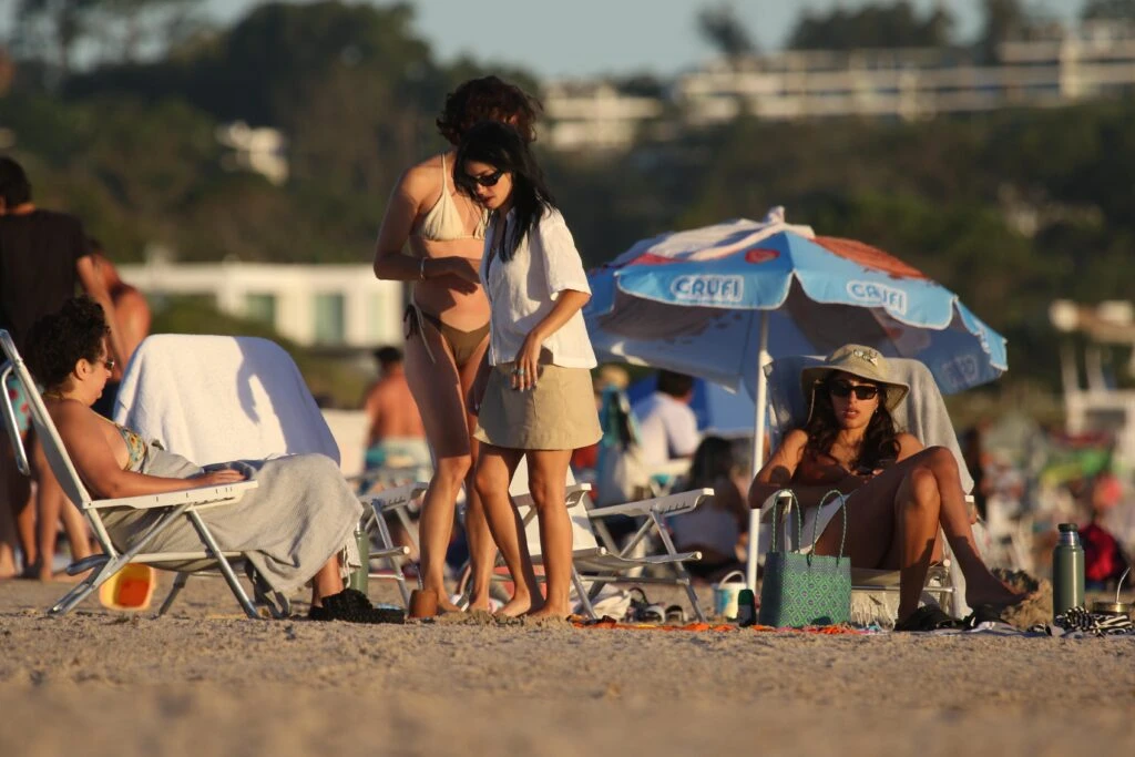 Las fotos de Lali Espósito tomando mate en las playas de Punta del Este junto a Vera Spinetta