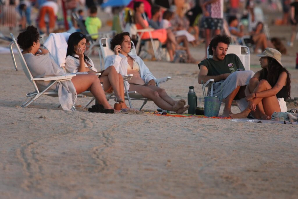 Las fotos de Lali Espósito tomando mate en las playas de Punta del Este junto a Vera Spinetta