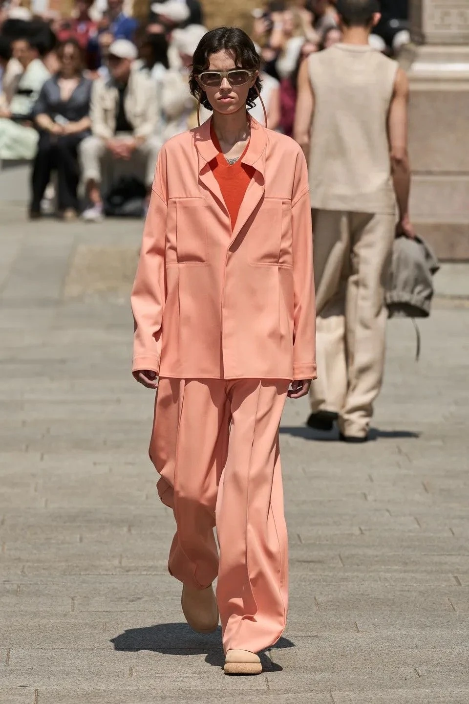 Peach Fuzz en street style