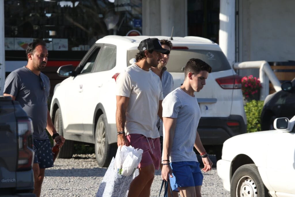 Manu Urcera llega al súper para comprar todo lo necesario para el asado. Foto RS Fotos