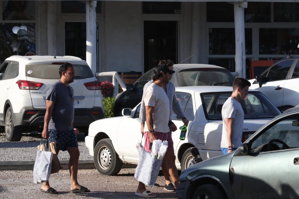 Manu Urcera llega al súper para comprar todo lo necesario para el asado. Foto RS Fotos