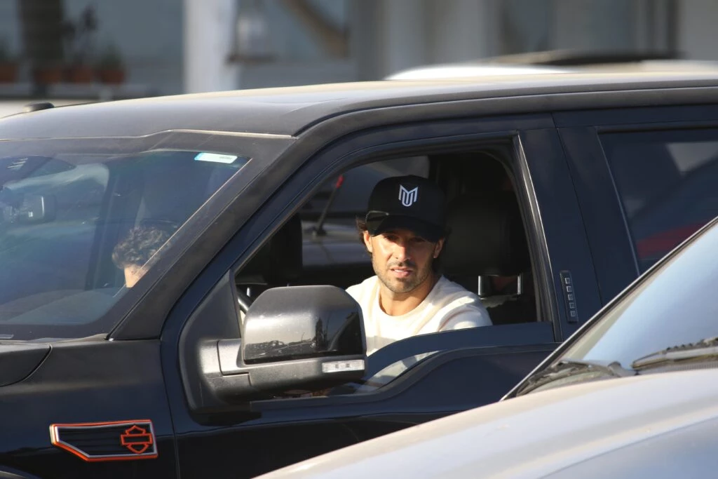 Manu Urcera llega al súper para comprar todo lo necesario para el asado. Foto RS Fotos