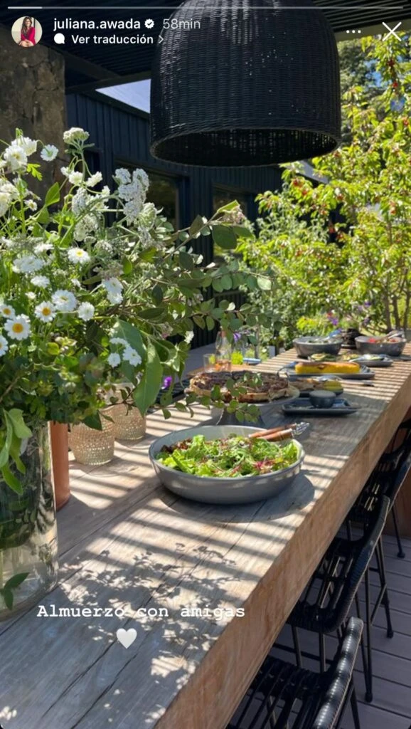 Juliana Awada tiene la vajilla perfecta para armar una mesa súper chic al aire libre