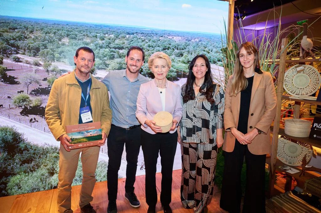 Junto a Ursula von der Leyen Presidenta de la Comisión Europea, Sebastián Malizia, Diego Bustamante y Florencia Iacoppeti de Impacto Verde.