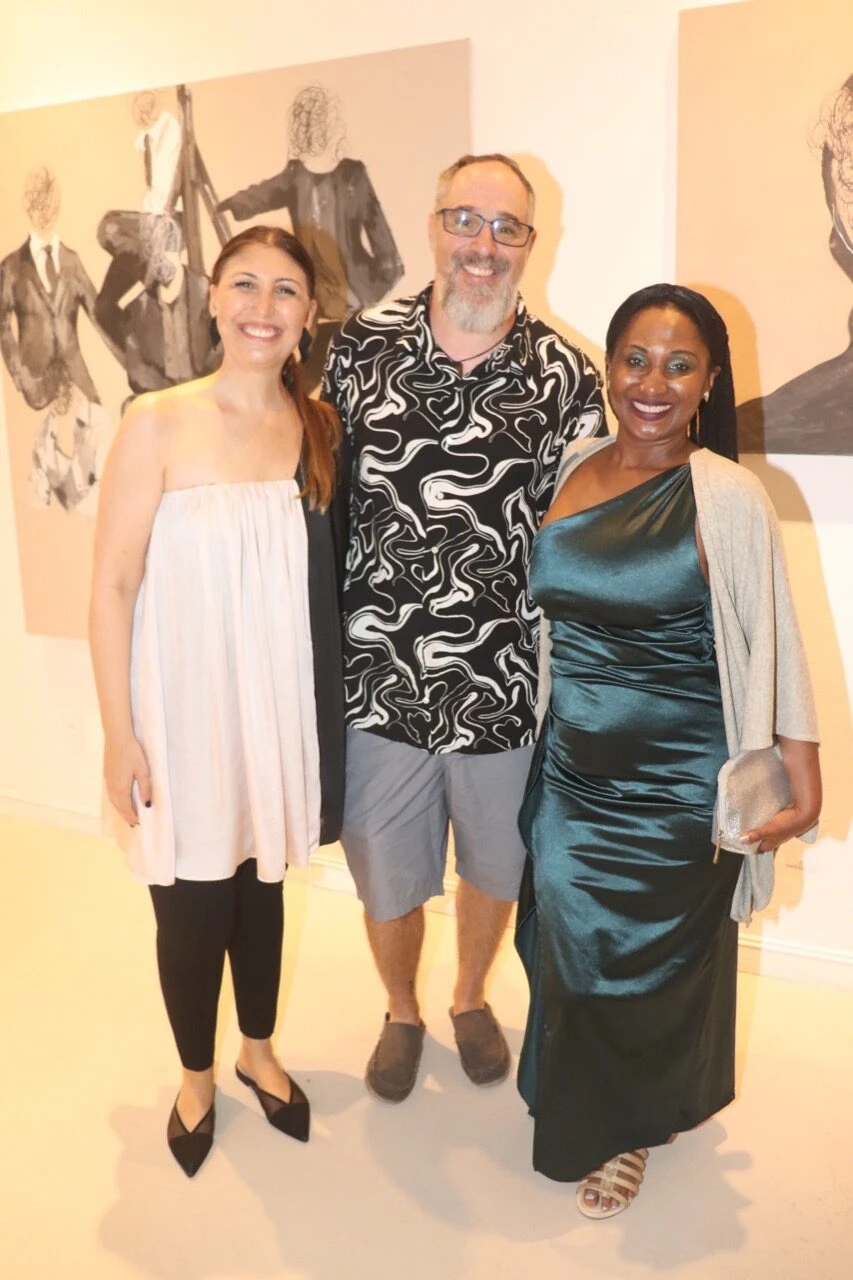 La curadora Silvina Aminighini y la artista Tendai Wilkinson y su pareja Cristopher