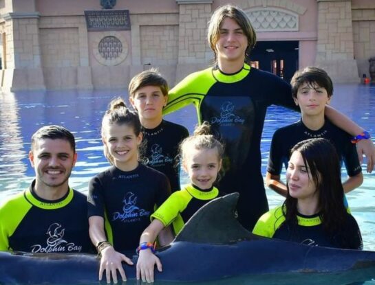 Las fotos de Wanda Nara, Mauro Icardi y sus hijos nadando con delfines