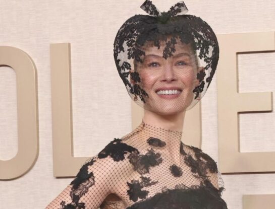 El truco de estilismo de Rosamund Pike para caminar la red carpet de los Golden Globes tras su grave accidente
