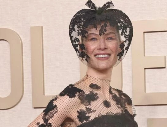 El truco de estilismo de Rosamund Pike para caminar la red carpet de los Golden Globes tras su grave accidente