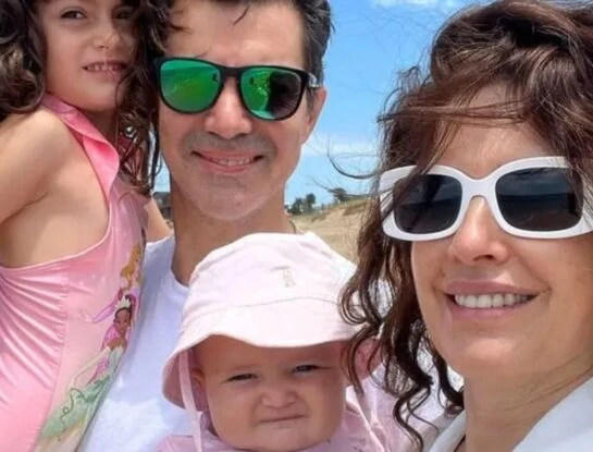 Las fotos de Isabel Macedo y Juan Manuel Urtubey en la playa con sus hijas