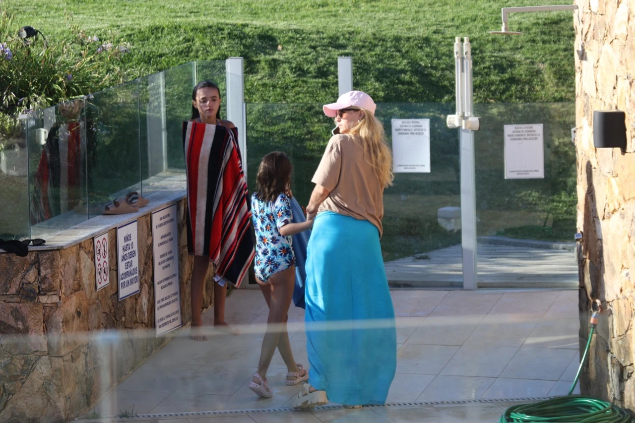 Milagros Maylin lleva de la mano a Serena