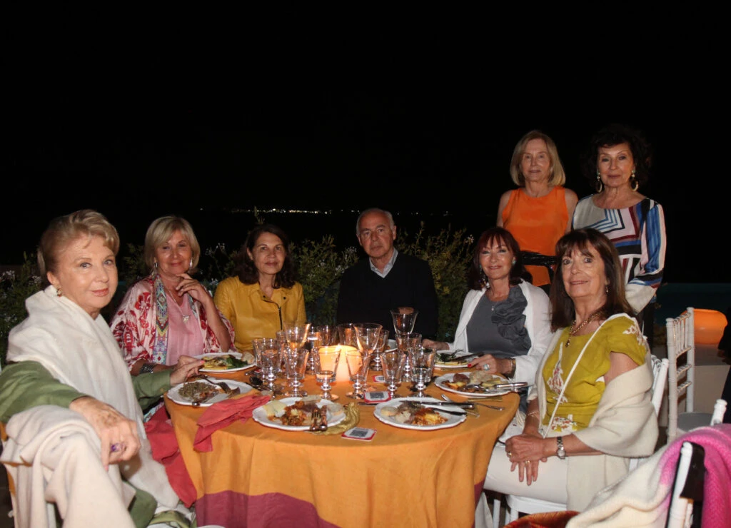 Leda Karagozian, María Lía Ocampo, Cynthia y Luis Heredia, Alejandra Nobregay Estela Gaibisso, paradas detrás de estas últimas Emily Brown y Nora Marsellan