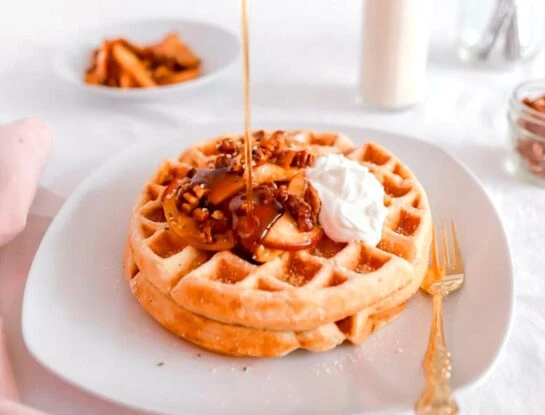 2 recetas saludables y económicas para la merienda de los más chicos: pancakes de manzana y waffles especiales