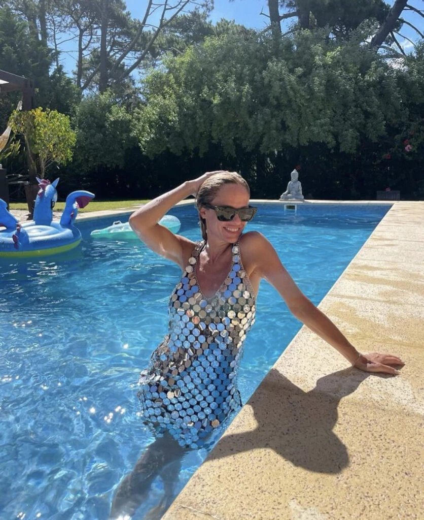 Mariana Fabbiani brilló con un look muy original en la pileta. Foto: Instagram.