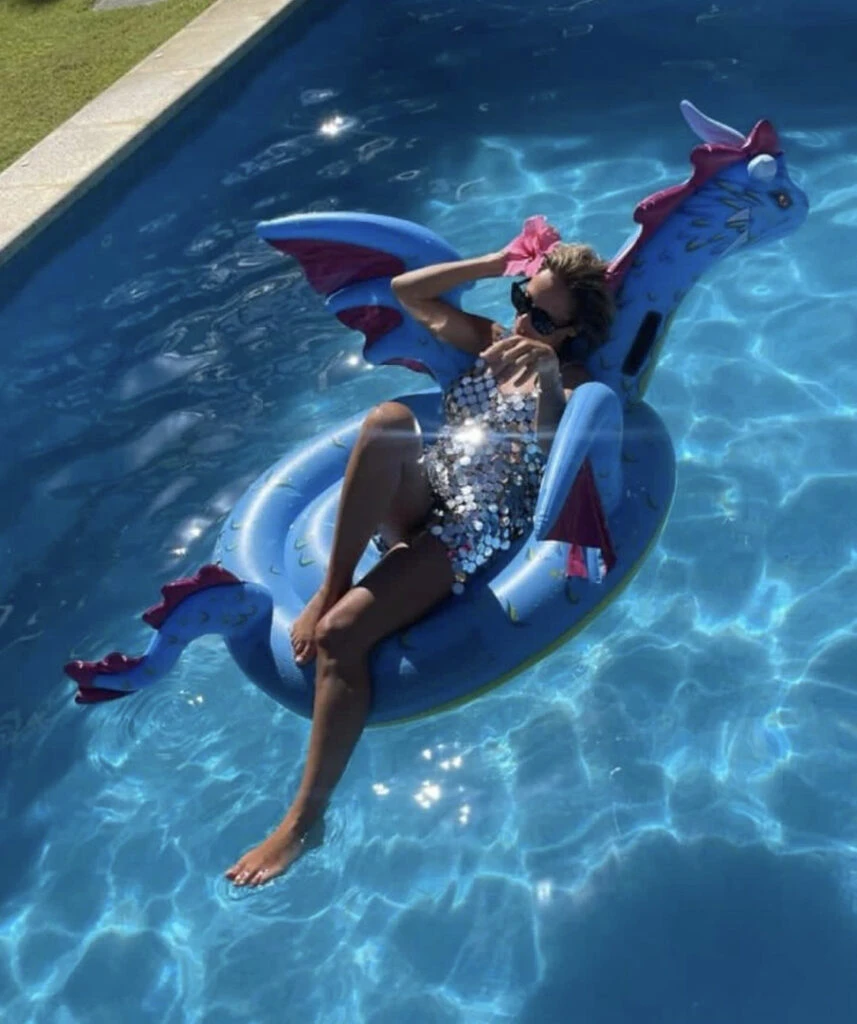 Mariana Fabbiani brilló con un look muy original en la pileta. Foto: Instagram.